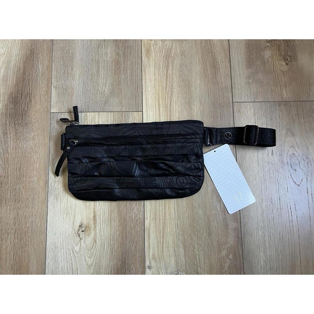 * RARE * Lululemon Travel Pooch VII Belt Bag Crossbody Purse Black  NWT 🦄